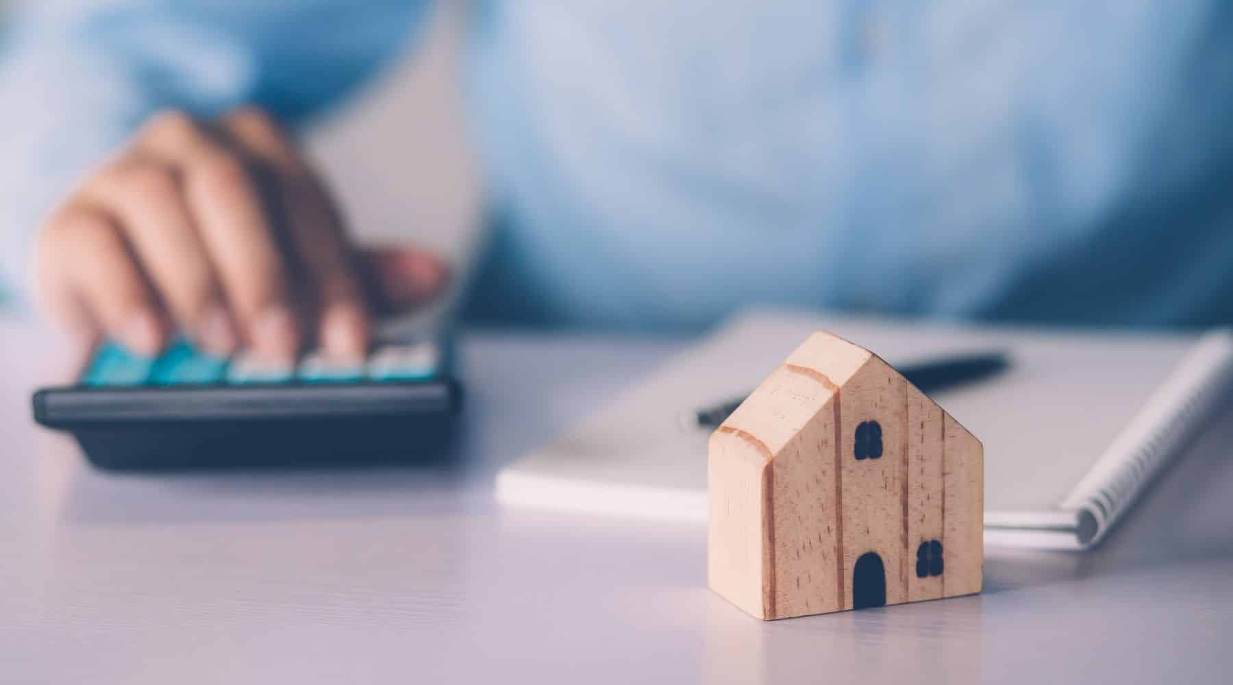 Person doing calculations on a calculator.